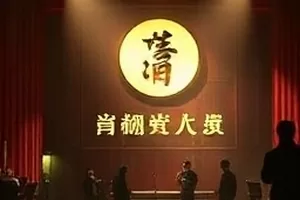 《镜面回声》封面:长廊镜面与重复人影